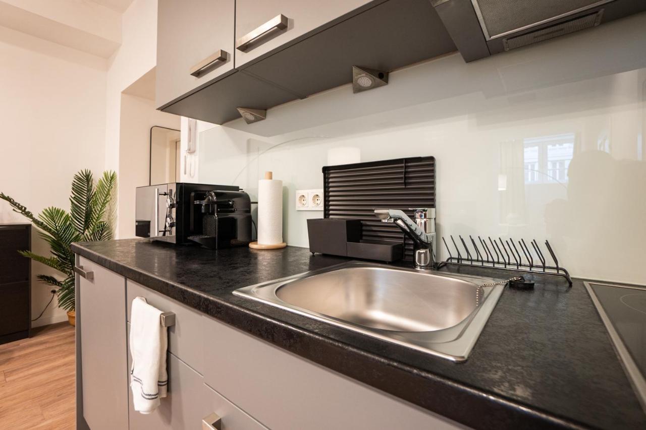 Stylish Apartment With Dedicated Working Space And Super King-Size Bed Located Between City Centre And Donau River Wenen Buitenkant foto